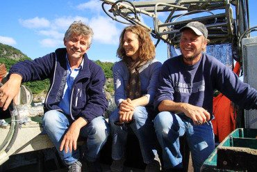 Michele Mèsmain, SlowFish-koordinator diskuterer framtid med Fiskfråfjorden-karene Hallvard Godøy og Frode Strønen (t.v.) (Foto: Sven-Helge Pedersen, Granvin).