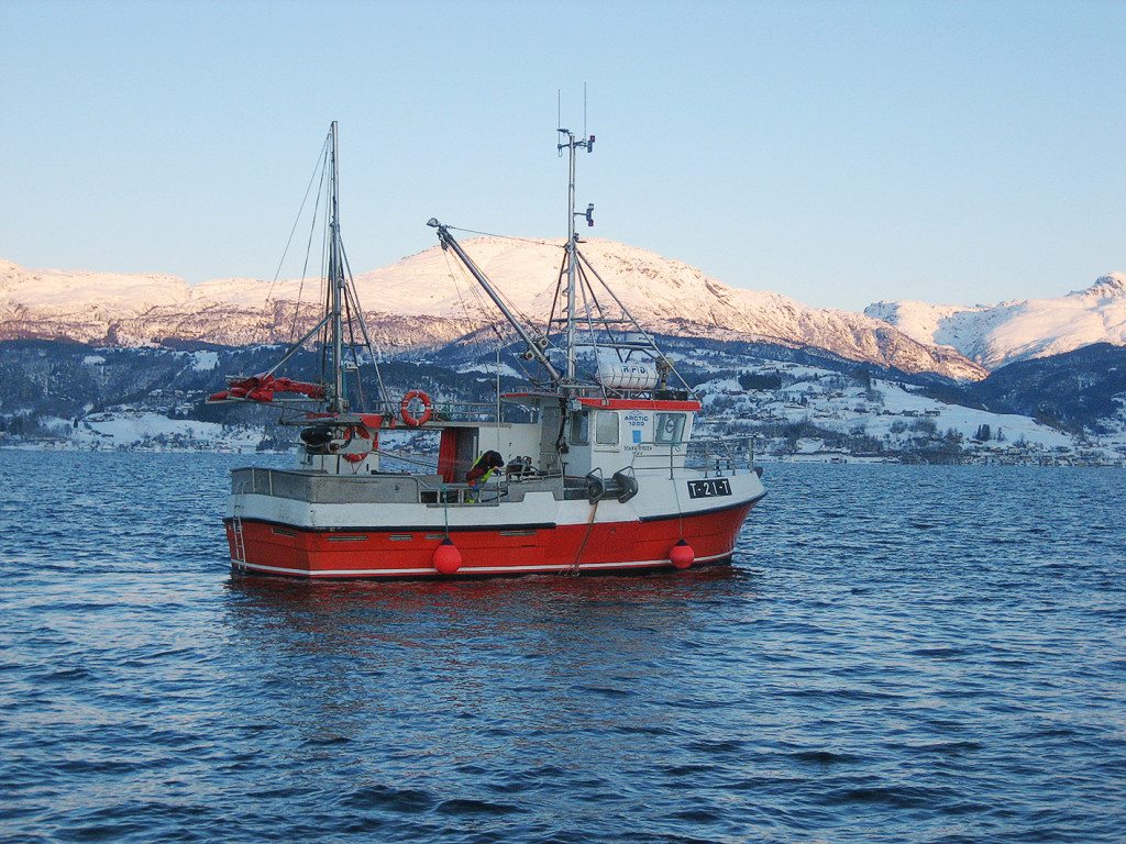 MS Ramona av Kvam i fiske ved Aksnes en kald januarmorgen.