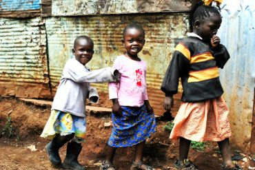 Tre barn i kenyansk slumområde.