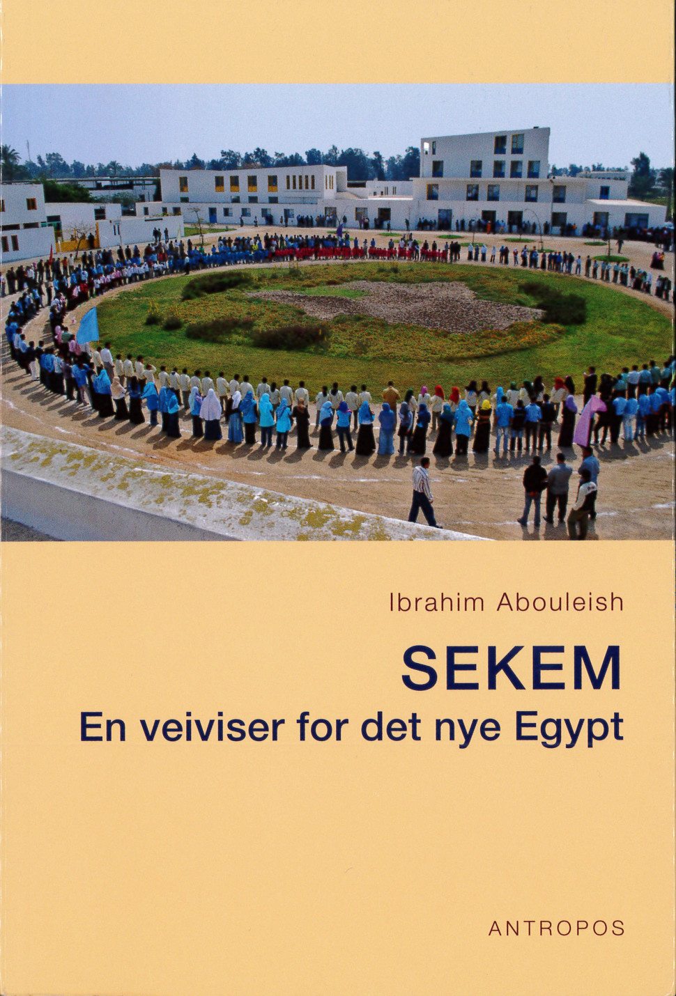Forside av boken SEKEM. Mennesker i ring rundt en grønn plass.
