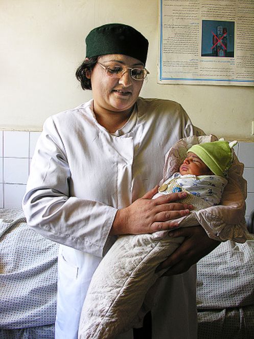 Kvinne med nyfødt barn i armene