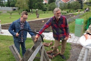 Tore Christian sager ved sammen med vår vaktmester Erik Lillejordet. Vi har en egen gruppe som produserer ved for salg i nærmiljøet. Foto: Lena Reinertsen Erfjord