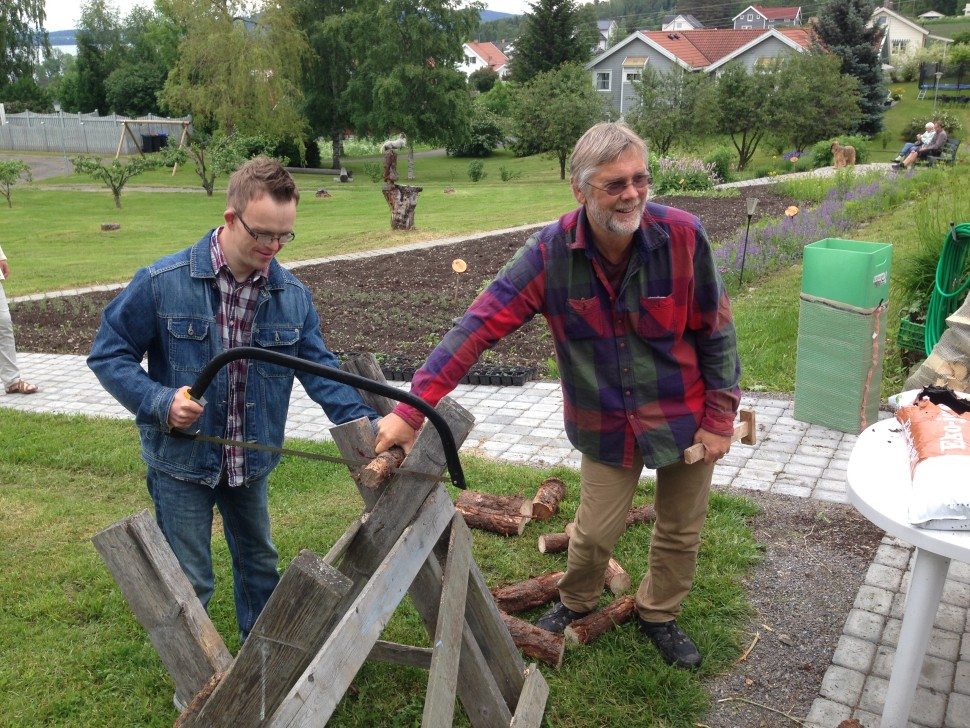 Tore Christian sager ved sammen med vår vaktmester Erik Lillejordet. Vi har en egen gruppe som produserer ved for salg i nærmiljøet. Foto: Lena Reinertsen Erfjord