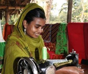 Kvinne ved symaskin i Bangladesh.