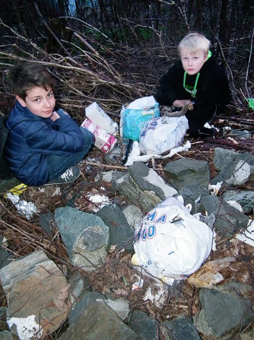 Barneskoleelever samler avfall