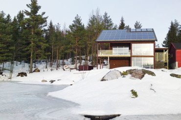 Hus i skoglandskap med snø.