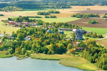 Landlig lokalsamfunn sett fra luften.