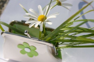 Lommebok med blomst og gress