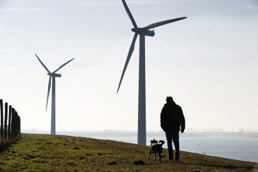 Nederland, Hellevoetsluis, 30 jan 2009 Windpark Haringvliet Windpark Haringvliet staat opgesteld parallel aan de N57 langs de noordelijke toerit van de Haringvlietdam (gemeente Hellevoetsluis). zijn 6 turbines met een hoogte van 43 meter (bonus 600 turbines) die op een lijn staan Foto (c) Michiel Wijnbergh