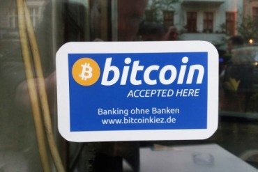 Skilt som viser at Bitcoin can brukes her.