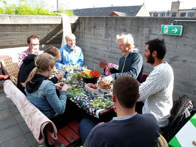 Menneske rundt bord på tak.