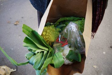 Papirpose med grønnsaker.