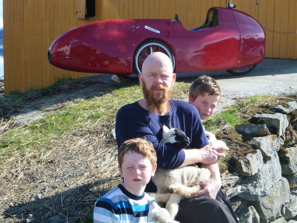 Svein Robert Guttormsen med to av barna og et lam på Skarpsno gård