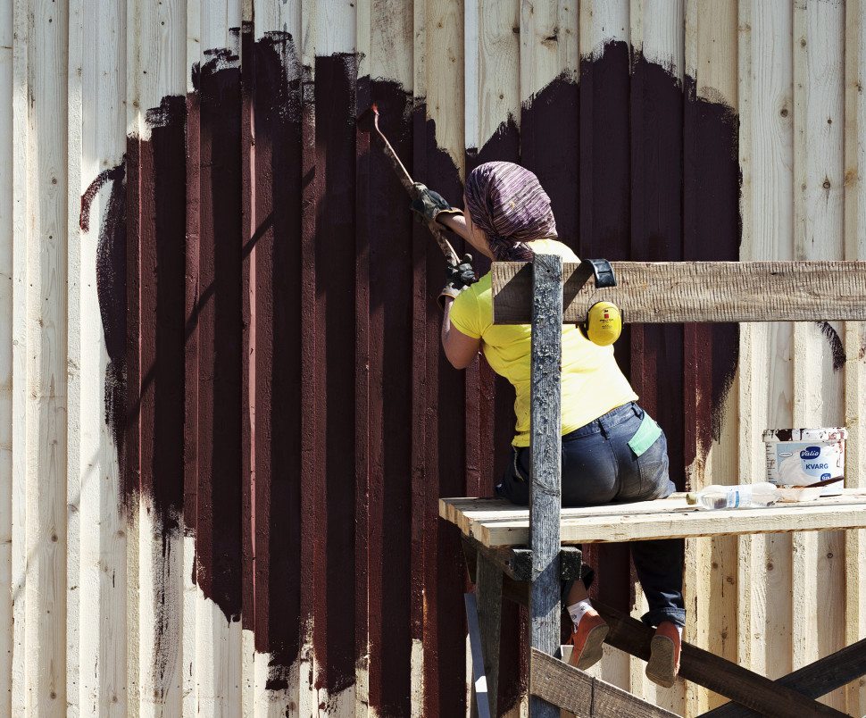 Person maler hjerte på vegg.