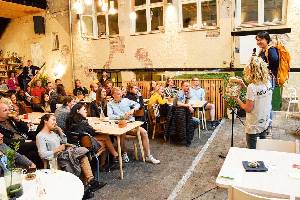 Mennesker ser på konsert i bakgård