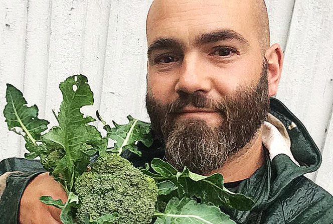 Mann med brocoli
