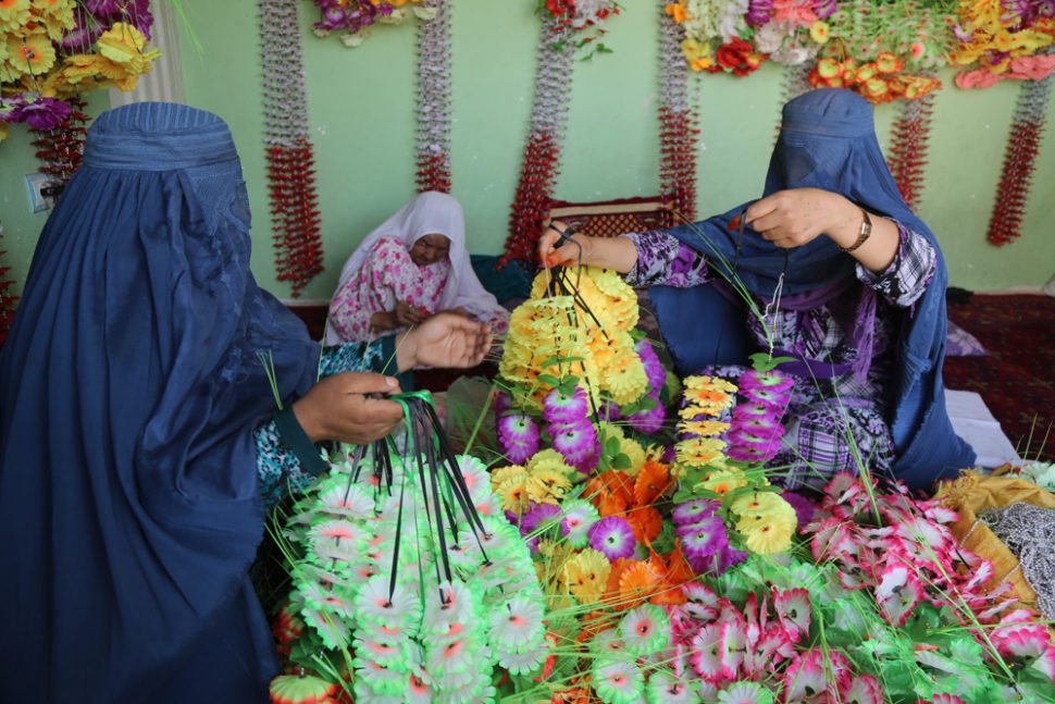 Kvinner lager blomsterdekorasjoner