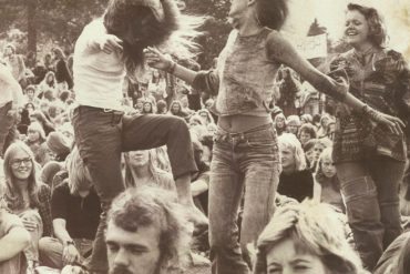 Mennesker danser på festival på 1960-tallet