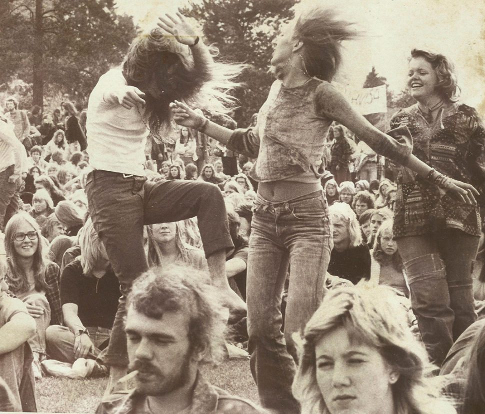 Mennesker danser på festival på 1960-tallet