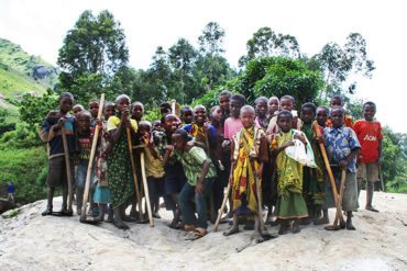 En gruppe samlet i Tanzanias fjeller