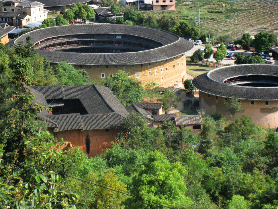 Tradisjonelt hus i Kina laget av leire og tre.