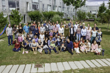 Stor gruppe med mennesker på gressplen