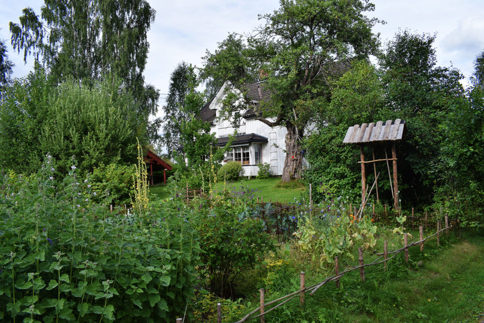 Gårdshus i landlige omgivelser