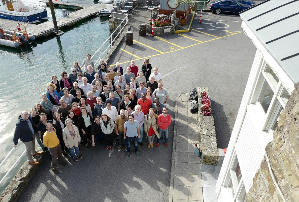 Gruppe med mennesker ved havn fotografert ovenfra