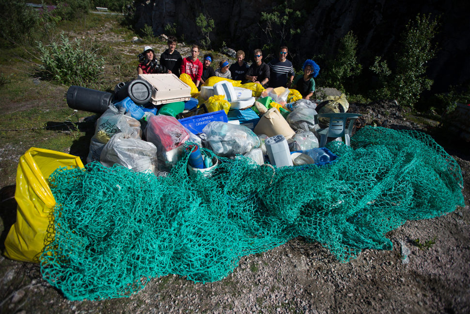 Mannskap viser hva de har funnet i en ryddeaksjon i havet