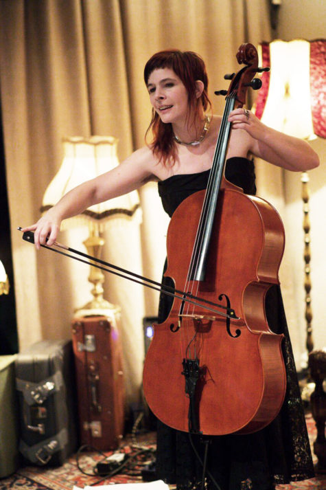 Kvinne spiller kontrabass på scene.
