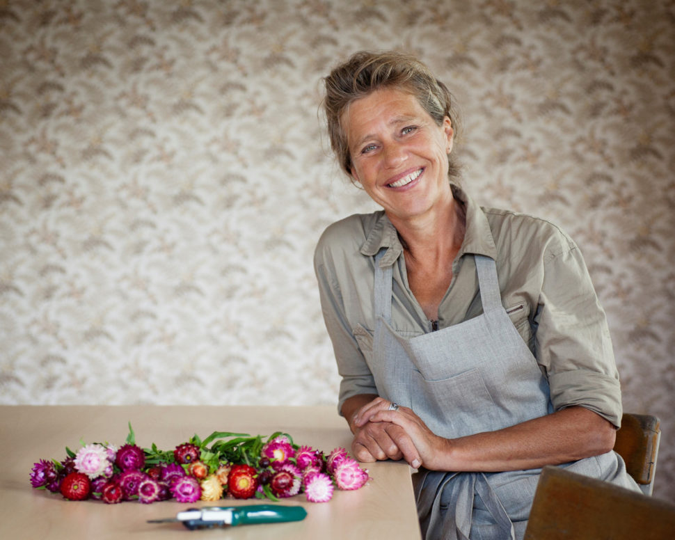 Kvinne ved bord med blomster