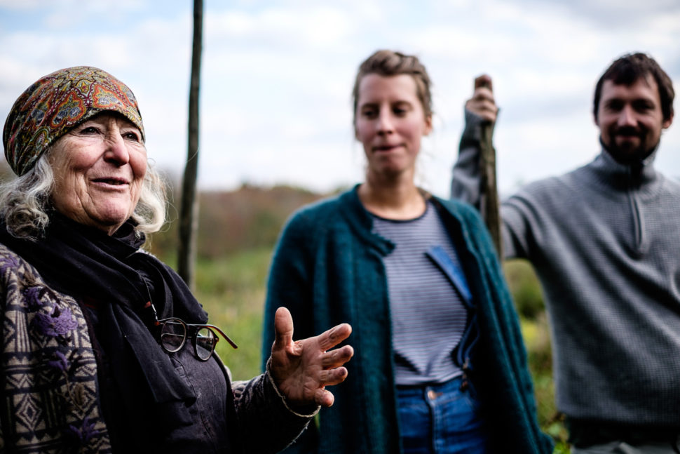 Eldre kvinne møter unge på gården sin