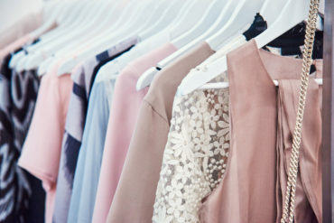 Flotte klær i ulike farger til utleie.