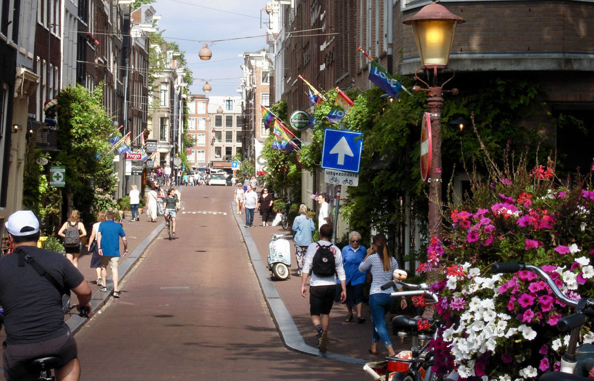 Gate i Amsterdam med god plass til syklister og fotgjengere