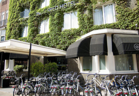Stor sykkelparkeringsplass utenfor hotell i Amsterdam