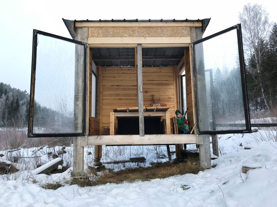 Lite firkantet hus av gjenbruksmaterialer