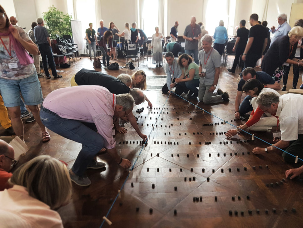 Mennesker løser praktisk konferanseoppgave på gulv