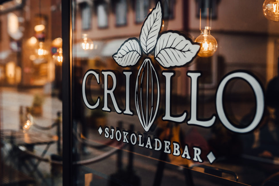 Vindu med logo hos Criollo sjokoladebar