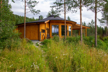 Rundt trehus i naturlandskap