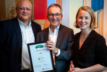 Banksjef Kjell Fredrik Løvold holder en diplom