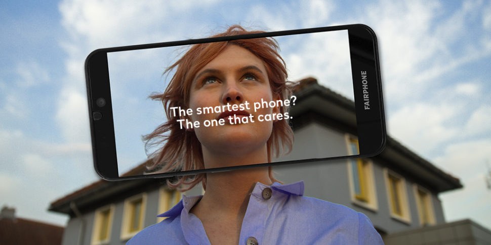 Jente i en "telefon ramme" og teksten "The smartest phone? The one that cares"