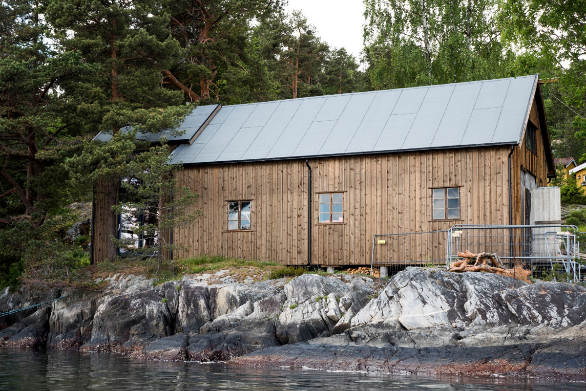 Stort naust i vannkanten