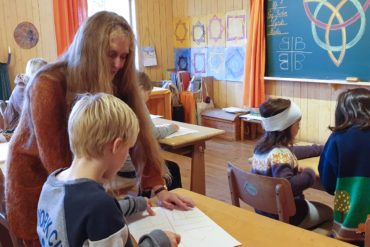 Kvinnelig lærer hjelper ung elev