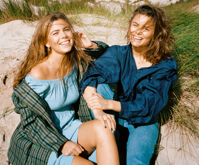 To kvinner på et norsk strandområdet