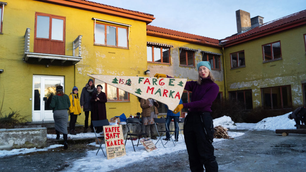 Aktivister samlet ved fraflyttet bygning