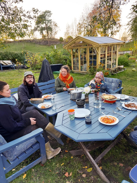 Mennesker samlet rundt hagebord