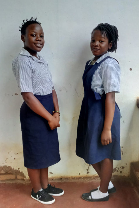 To jenter i skoleuniform