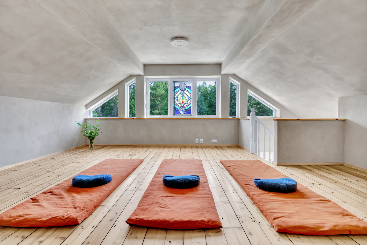 Yogarom i loftsværelse med matter på gulvet