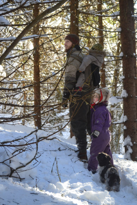 Personer i skog om vinteren