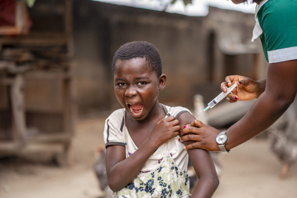 Barn skriker når mottar injeksjon i arm